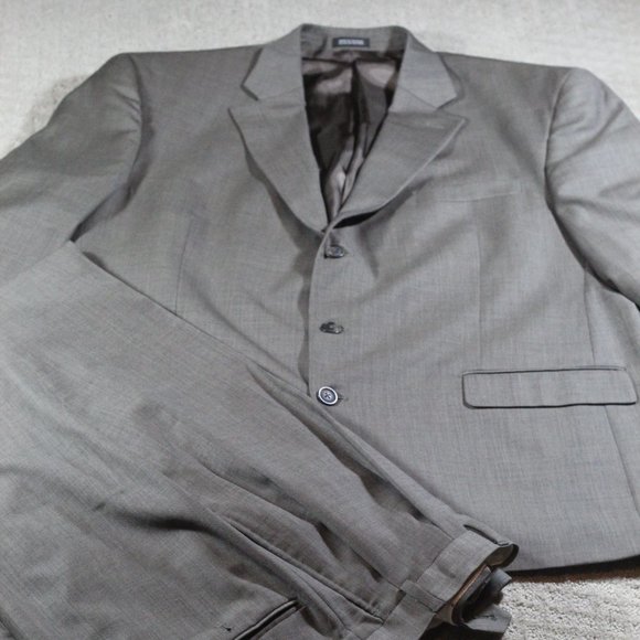Stafford Brown Two Piece Suit 3-Button 48R Wool Suit with 42x32 Pleated Pants - Picture 1 of 13